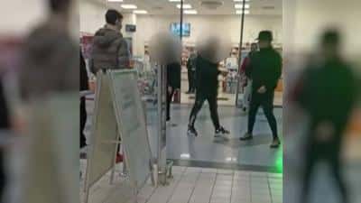 Bărbat ameninţat cu un cuţit, într-un mall din Capitală, de un individ care pretindea că strânge donaţii pentru surdomuţi