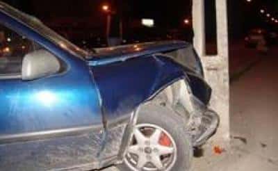 Dosar penal după un accident produs în weekend, la Florești. Un tânăr de 19 ani, fără permis, a intrat cu mașina într-un stâlp