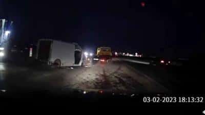 VIDEO. O autoutilitară și-a pierdut încărcătura vineri seară pe DN1