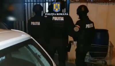 VIDEO 🎦 Trei minori au fost reținuți, la Ploiești, pentru tâlhărie, distrugere și lovire. Adolescenții au fost ridicați de acasă de Poliție