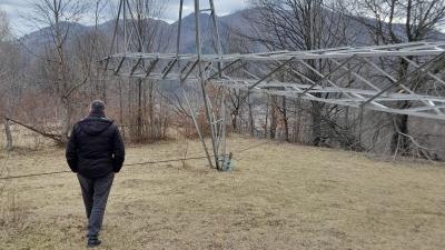 Patru stâlpi de înaltă tensiune, doborâți de vânt pentru că hoții au tăiat bucăți de metal din ei