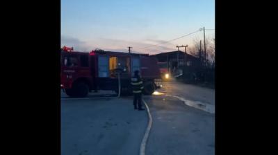 VIDEO 📸 Două incendii luni după-amiază, în Prahova. Sunt afectate o locuință și un depozit de deșeuri