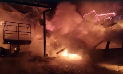 VIDEO 🎦 Cauza probabilă a incendiului izbucnit la un service auto din Văleni, în care au ars cinci vehicule
