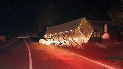 FOTO 📸 TIR plin cu cereale răsturnat pe DN13. Șoferul era beat. Este al doilea incident de acest fel în decurs de trei zile