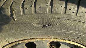 Bărbat reținut pentru distrugere după ce ar fi înțepat anvelopele autoturismului unui nepot