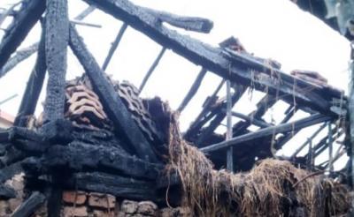 O familie cu doi copii, din Dumbrăvești, a rămas pe drumuri, după ce vecinii ar fi dat foc unor gunoaie, prin curte