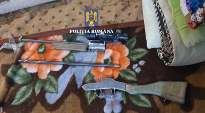 FOTO și VIDEO 🎦 Contrabandă cu arme, în Prahova. Un individ le-ar fi adus din Spania, prin curier, și le-ar fi vândut ilegal, la peste 100 de persoane