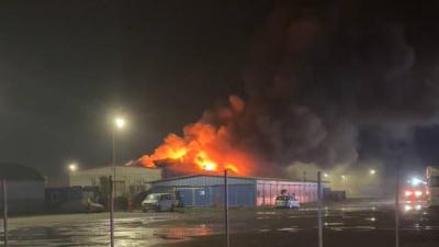 VIDEO | Incendiu masiv la o hală de producţie din zona Parcul Municipal Ploieşti