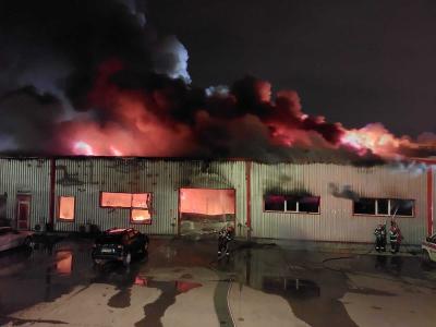 Incendiu violent azi-noapte, în Ploiești. De la ce a luat foc o hală de 1.200 mp