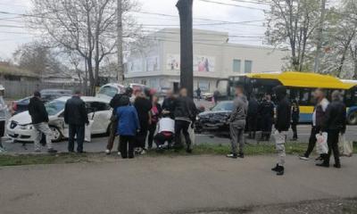 Accident pe Șoseaua Vestului. Trei persoane, inclusiv un copil, au fost rănite. Șoferul celeilalte mașini era băut