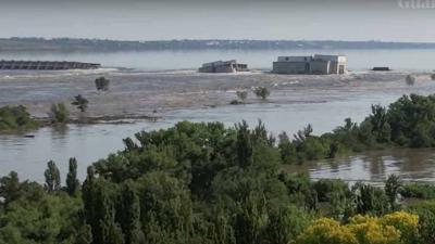 Evacuările continuă după distrugerea parţială a barajului de la Nova Kahovka. 24 de localităţi din Ucraina au fost inundate