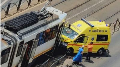 Accident grav în București. O ambulanță a intrat într-un tramvai